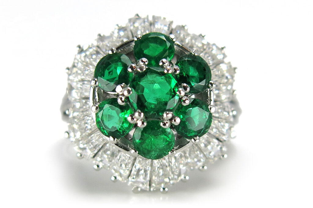 DeGEB Gutachtenwert 13600 €: Ring Diamanten 2,6 ct Smaragde 1,1 ct [BRORS 12324]