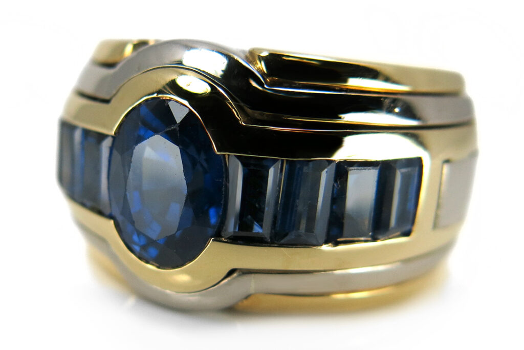 DeGEB Gutachtenwert 6880 €: Ring mit Saphiren insg 3,3 ct [BRORS 12822]