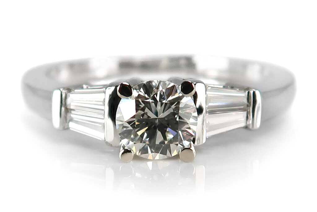 Ring Brillant 0,55ct J/vvs2 + Diamanten insg 0,26ct DPL Gutachten [BRORS 16832]