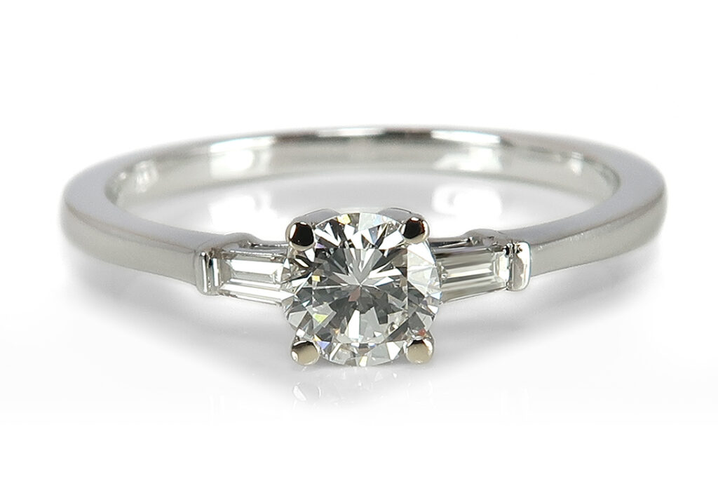 Ring Brillant 0,32 ct Top Wesselton/IF Diamanten insg 0,09ct IGI Gutachten [BRORS 17492]