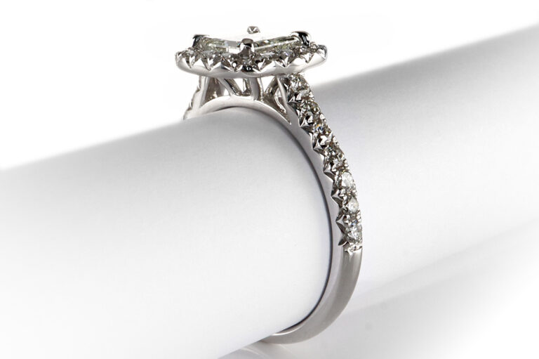 Ring 1 Diamant 0,72 ct + 30 Brillanten insg. 0,62 ct DPL Gr. 54 [BRORS 20136]