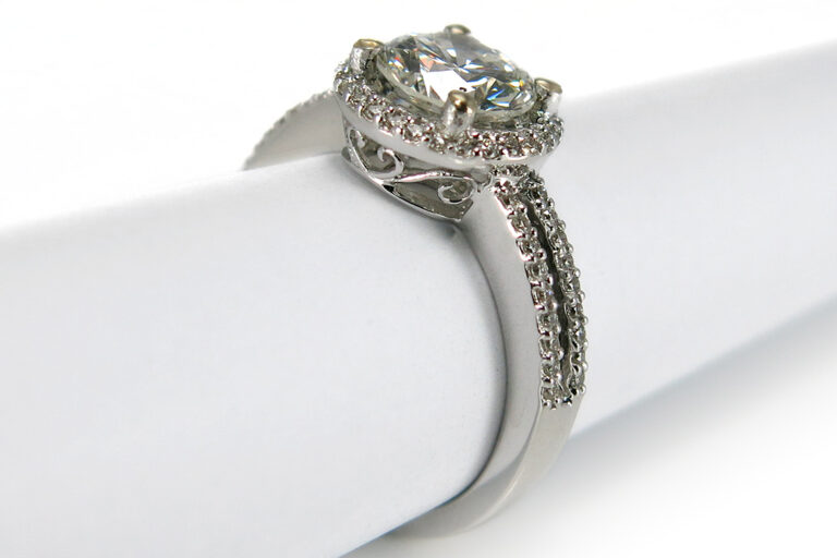 Brillantring 1 Brillant 1,47 ct + 64 Brillanten 0,24 ct Gutachten [BRORS 10954]