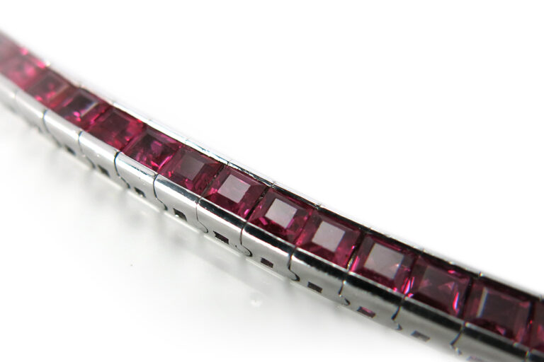 Damen Tennisarmband 52 Rubine ca. 10,0 ct. Juweliersarbeit [BRORS 11702]