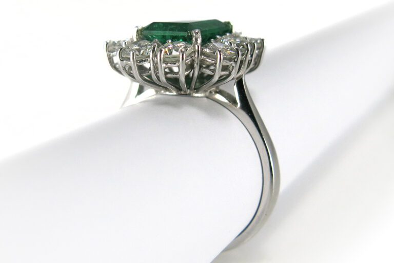 Damen Ring Smaragd 1,8 ct. + 10 Brillanten 1,6 ct. 750 Weißgold [BRORS 11714]