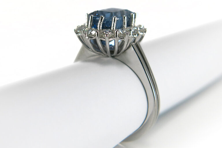 Damen Ring Saphir 5,2 Karat + 12 Brillanten 0,84 ct 750 Weißgold [BRORS 11716]