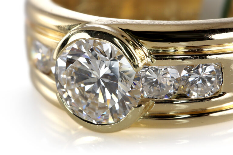 Ring Brillant 1,15 ct E-F/VS + 4 Brillanten 0,45 ct E-F / VS IGI [BRORS 20250]