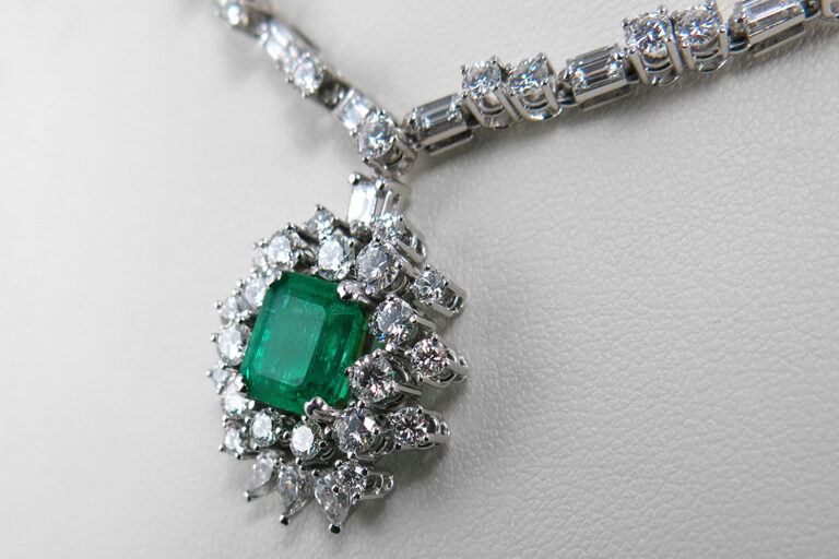 Collier Smaragd Kolumbien 3,1 ct 48 Diamanten 4,9 ct Weißgold IGI [BRORS 10831]