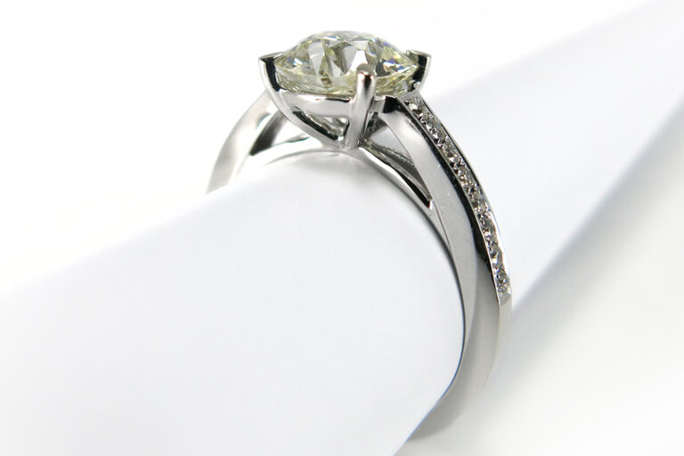 Brillantring ca. 2,1 ct K-L/Si2 + 16 Brillanten 750 Weißgold IGI [BRORS 11812]