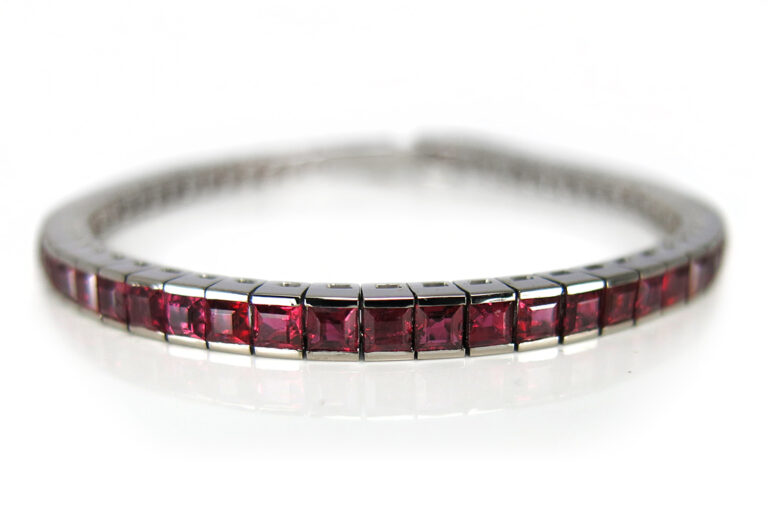 Damen Tennisarmband 61 Rubine unbehandelt ca. 12,0 ct 750 Weißgold [BRORS 17185]