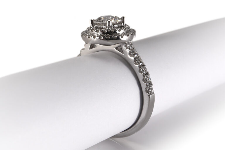 Ring 1 Brillant 0,65ct Hochfeines Weiß + 57 Brillanten + Gutachten [BRORS 18687]