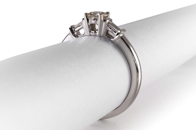 Ring Brillant 0,33 ct TW/VS1 + 4 Diamanten insg. ca. 0,12ct [BRORS 19085]