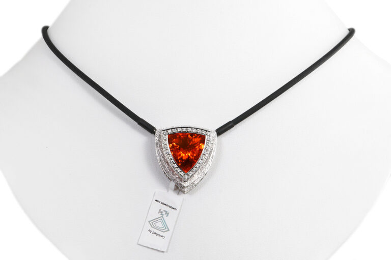 Collier Feueropal ca. 9 ct dreieckig 750 Weißgold Kautschukband [BRORS 19114]