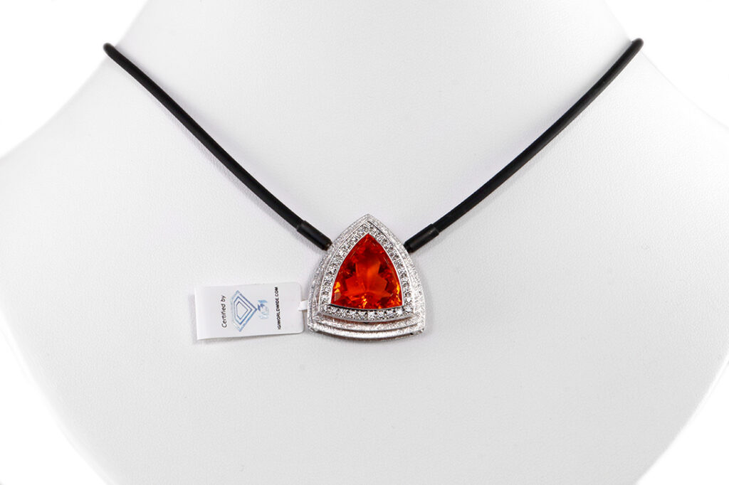 Collier Feueropal ca. 9 ct dreieckig 750 Weißgold Kautschukband [BRORS 19114]