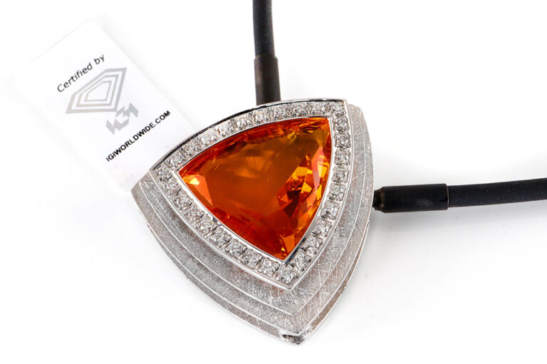 Collier Feueropal ca. 9 ct dreieckig 750 Weißgold Kautschukband [BRORS 19114]