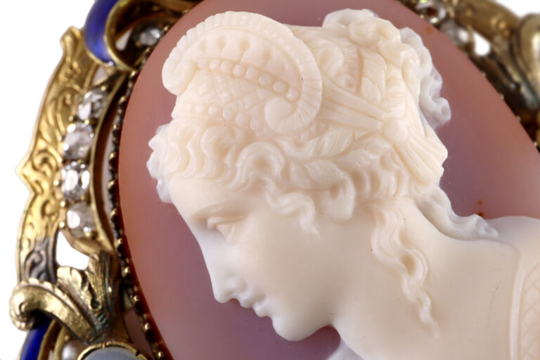 Antike Kamee Brosche ca. 1840 Chalzedon Opal Diamanten Perle DIANA [BRORS 19154]