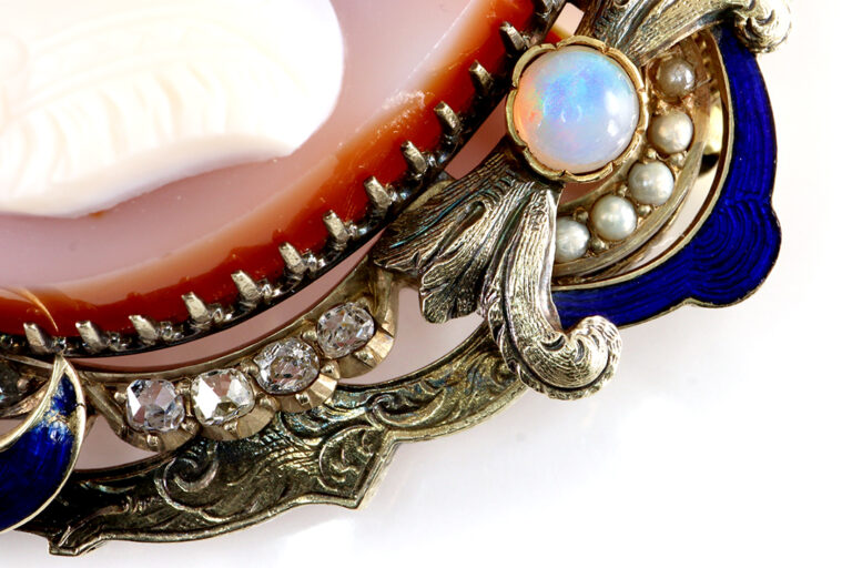 Antike Kamee Brosche ca. 1840 Chalzedon Opal Diamanten Perle DIANA [BRORS 19154]