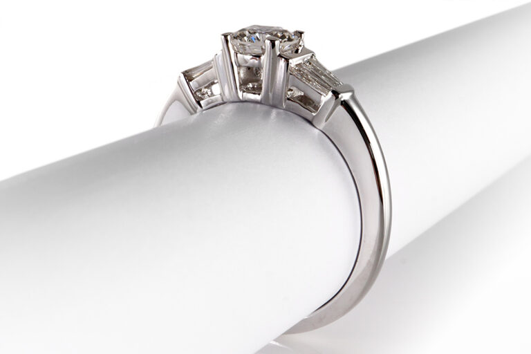 Ring 1 Brillant 0,53 ct TW/VS2 + 4 Diamanten 0,25 ct 750 Weißgold [BRORS 19232]