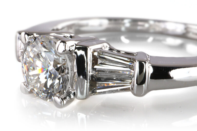 Ring 1 Brillant 0,53 ct TW/VS2 + 4 Diamanten 0,25 ct 750 Weißgold [BRORS 19232]