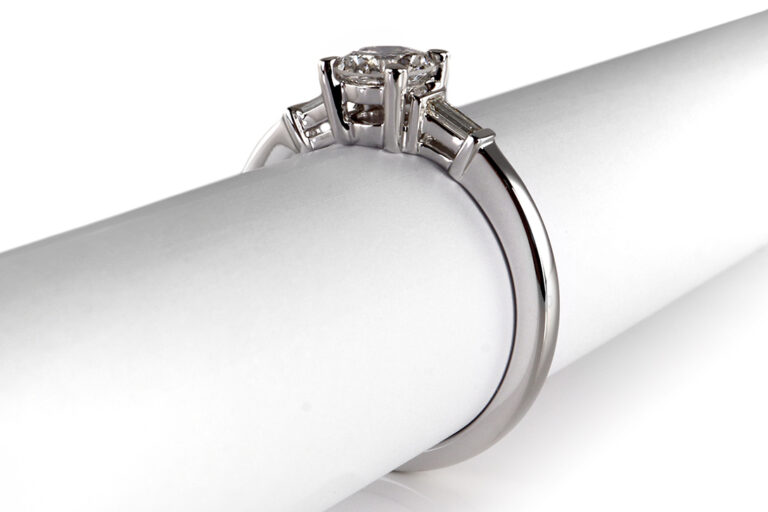 Ring 1 Brillant 0,60 ct RIVER + 2 Diamanten 0,1 ct 750 Weißgold [BRORS 19233]