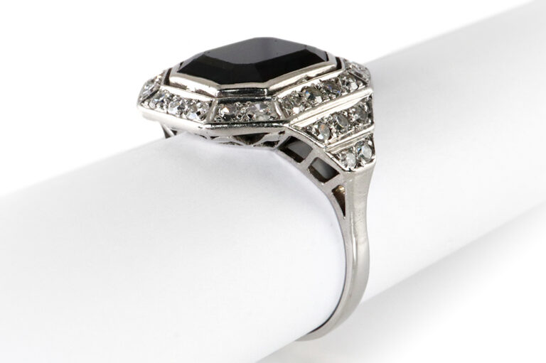 Ring ca. 1930 1 Saphir unbehandelt ca 6,7 ct + 32 Diamanten [BRORS 19452]
