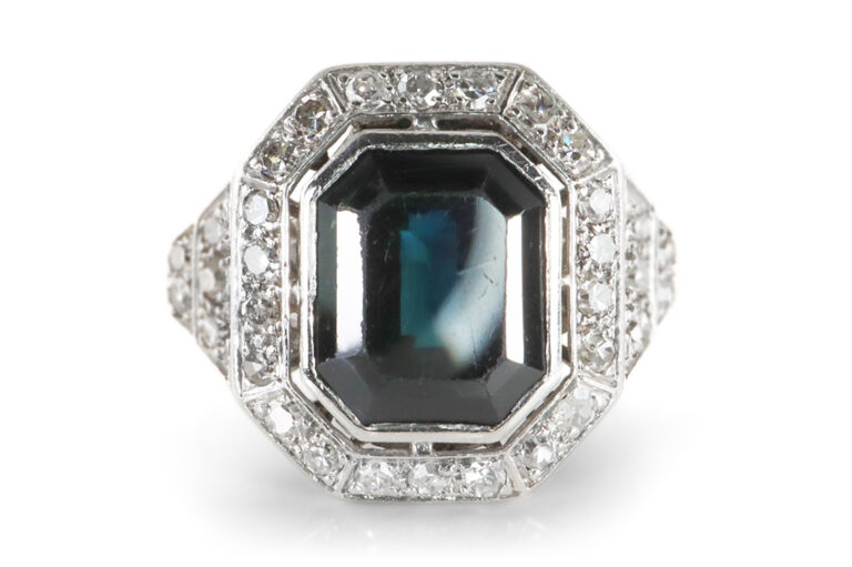 Ring ca. 1930 1 Saphir unbehandelt ca 6,7 ct + 32 Diamanten [BRORS 19452]