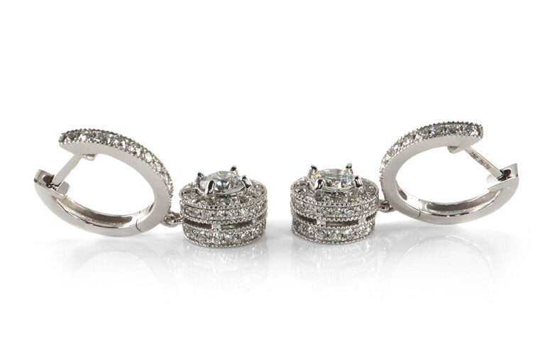 Ohrringe 2 Brillanten 0,56 ct +128 Brillanten 0,79 ct 750 Weißgold [BRORS 19457]