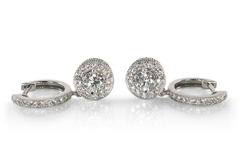Ohrringe 2 Brillanten 0,56 ct +128 Brillanten 0,79 ct 750 Weißgold [BRORS 19457]