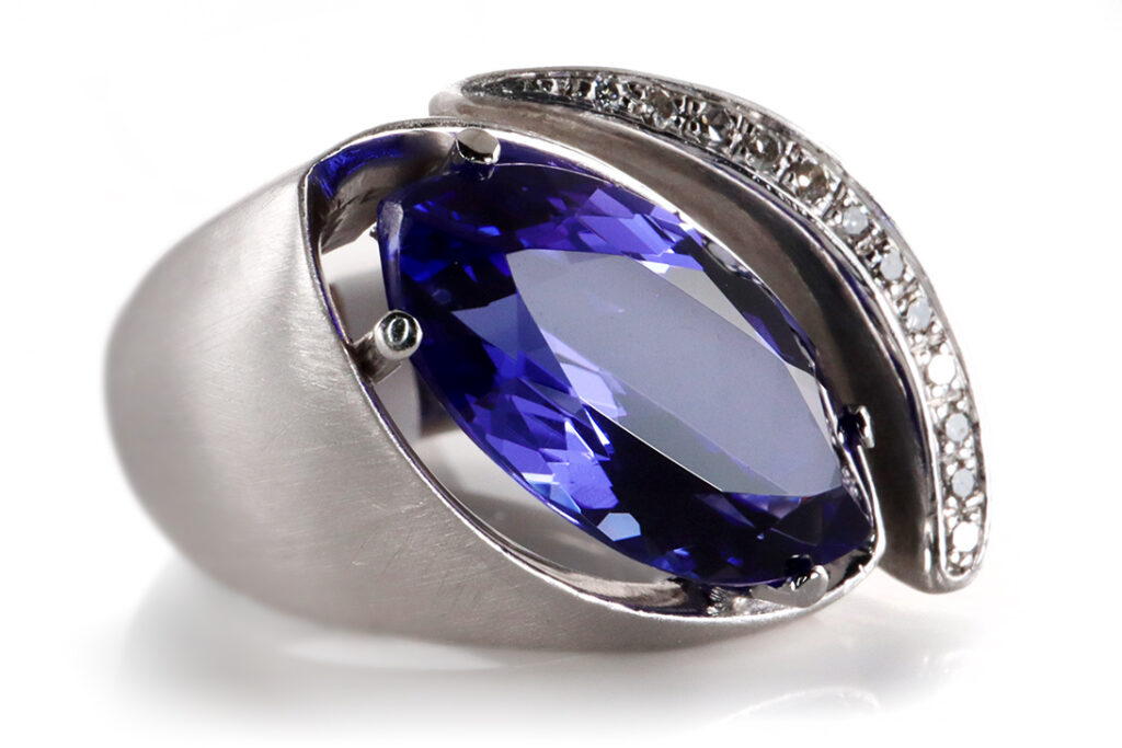 Ring Tansanit 5,3 ct +12 Brillanten 0,1 ct 585 Gold IGI Gr 54 [BRORS 20078]