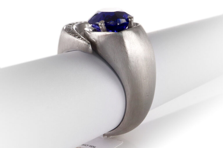 Ring Tansanit 5,3 ct +12 Brillanten 0,1 ct 585 Gold IGI Gr 54 [BRORS 20078]
