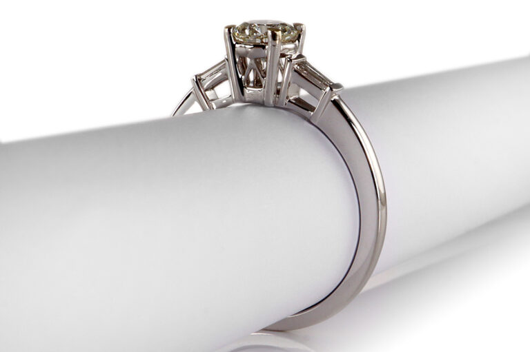 Ring 3 Diamanten insg ca 0,63 ct 750 Weißgold DPL Gutachten Gr. 54 [BRORS 20344]
