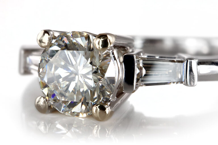 Ring 3 Diamanten insg ca 0,63 ct 750 Weißgold DPL Gutachten Gr. 54 [BRORS 20344]