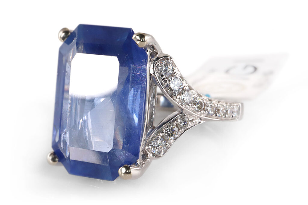 Ring Saphir unbehandelt 9,0 ct Sri Lanka + 24 Brillanten Gold IGI [BRORS 20355]