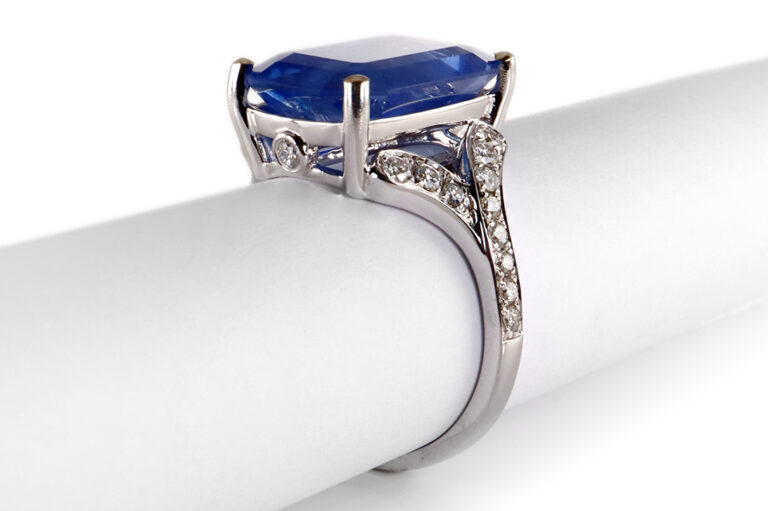 Ring Saphir unbehandelt 9,0 ct Sri Lanka + 24 Brillanten Gold IGI [BRORS 20355]