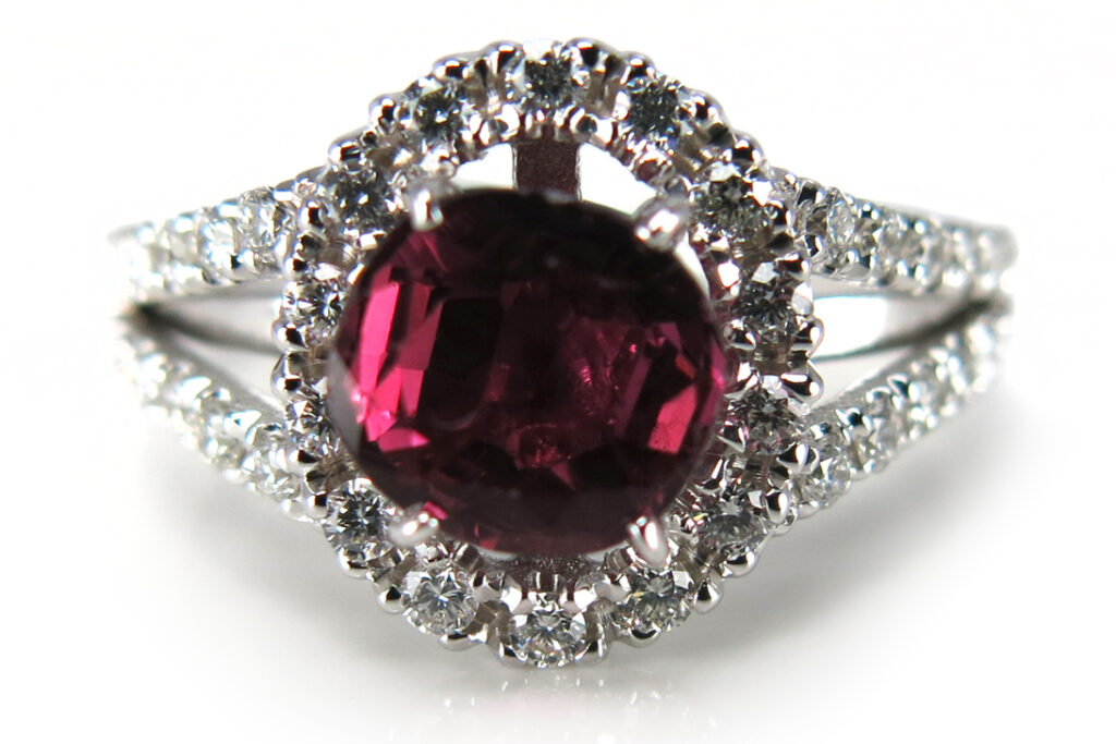 Ring 1 Rubin 1,37ct.+ 46 Brillanten G/VS 750 Weißgold [BRORS 15013]