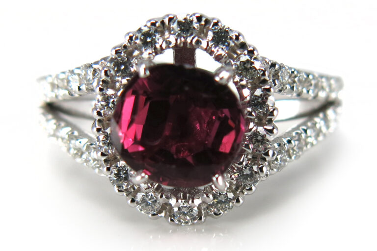 Ring 1 Rubin 1,37ct.+ 46 Brillanten G/VS 750 Weißgold [BRORS 15013]