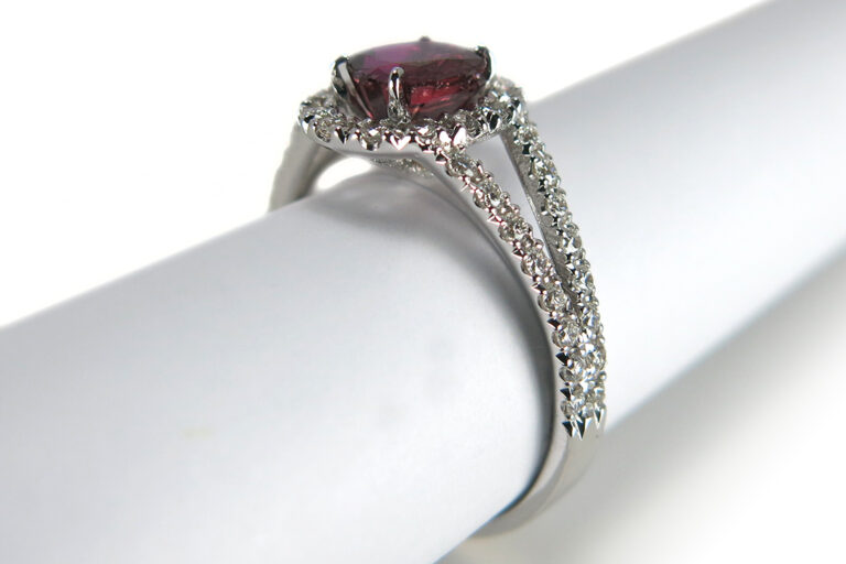 Ring 1 Rubin 1,37ct.+ 46 Brillanten G/VS 750 Weißgold [BRORS 15013]