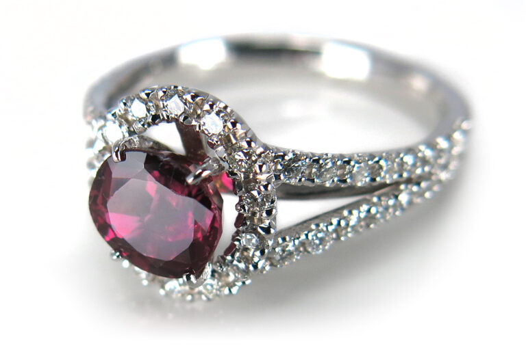 Ring 1 Rubin 1,37ct.+ 46 Brillanten G/VS 750 Weißgold [BRORS 15013]