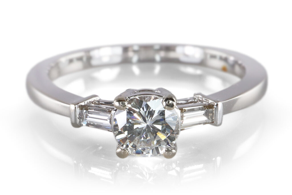 Ring Brillant 0,41 ct TW/SI2 + 2 Dia. 0,15 ct 750 Weißgold Gr 54 [BRORS 19532]