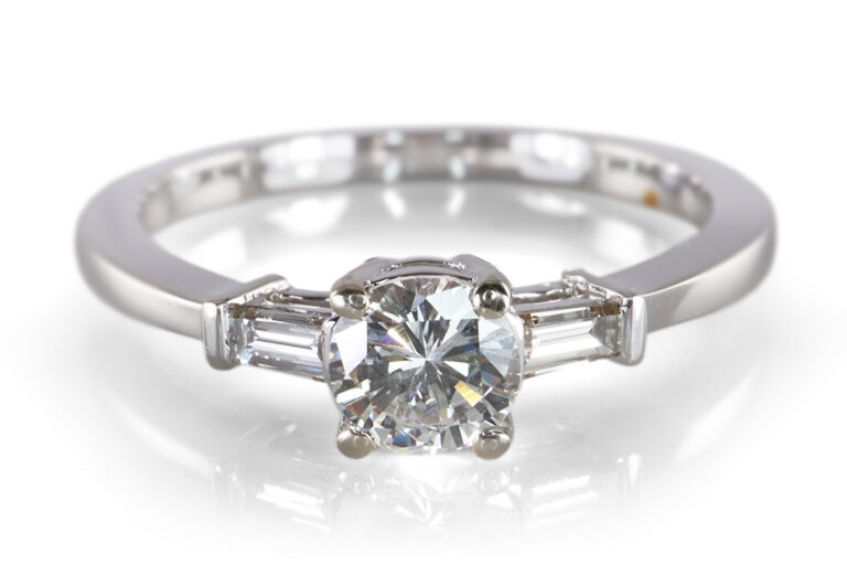 Ring Brillant 0,41 ct TW/SI2 + 2 Dia. 0,15 ct 750 Weißgold Gr 54 [BRORS 19532]