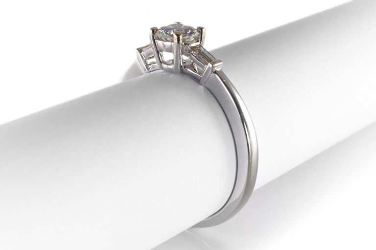Ring Brillant 0,41 ct TW/SI2 + 2 Dia. 0,15 ct 750 Weißgold Gr 54 [BRORS 19532]