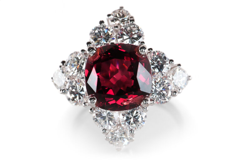 Ring Rhodolith 2,7 ct + 12 Brillanten 1,7 ct E-F/VVS 750 Gold IGI [BRORS 20453]