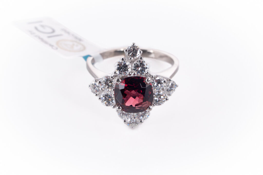 Ring Rhodolith 2,7 ct + 12 Brillanten 1,7 ct E-F/VVS 750 Gold IGI [BRORS 20453]