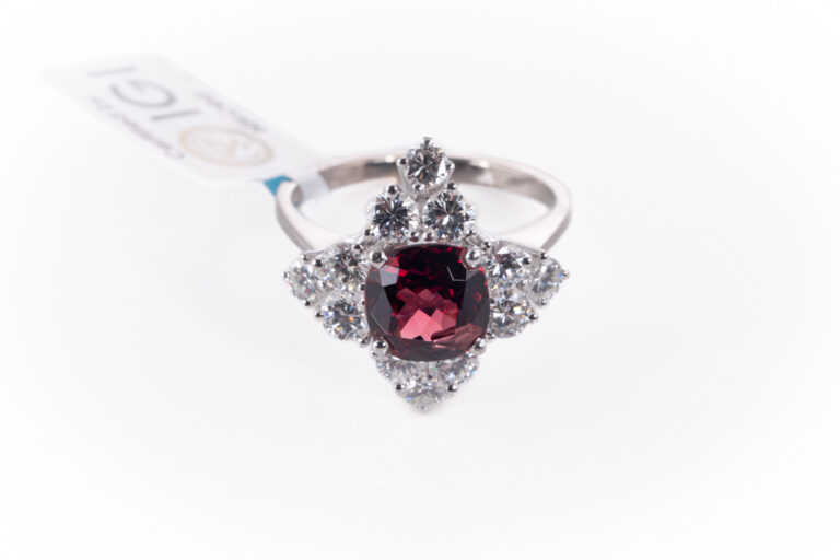 Ring Rhodolith 2,7 ct + 12 Brillanten 1,7 ct E-F/VVS 750 Gold IGI [BRORS 20453]