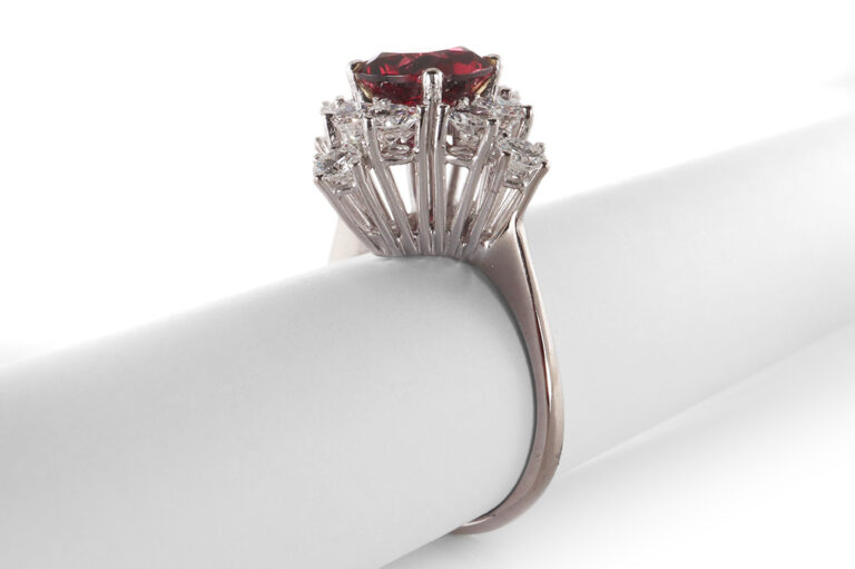 Ring Rhodolith 2,7 ct + 12 Brillanten 1,7 ct E-F/VVS 750 Gold IGI [BRORS 20453]