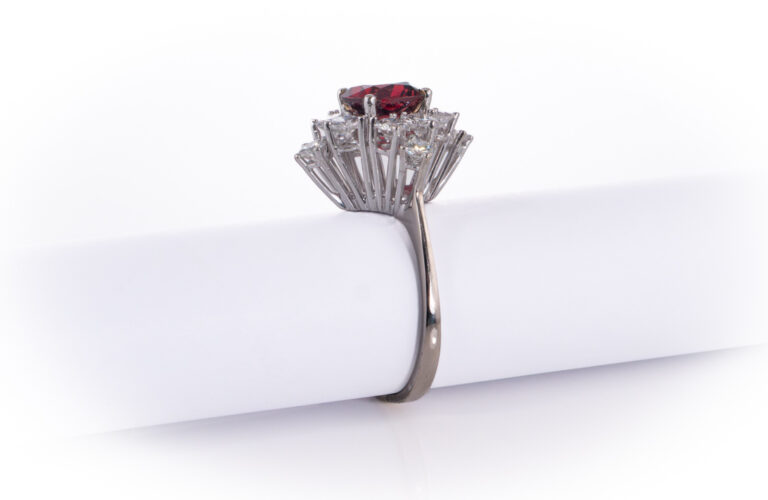 Ring Rhodolith 2,7 ct + 12 Brillanten 1,7 ct E-F/VVS 750 Gold IGI [BRORS 20453]