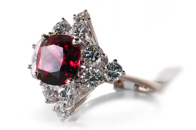 Ring Rhodolith 2,7 ct + 12 Brillanten 1,7 ct E-F/VVS 750 Gold IGI [BRORS 20453]