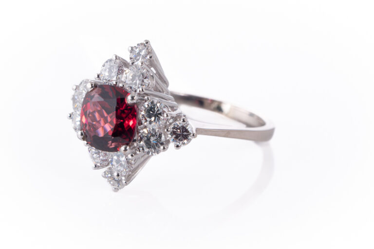 Ring Rhodolith 2,7 ct + 12 Brillanten 1,7 ct E-F/VVS 750 Gold IGI [BRORS 20453]