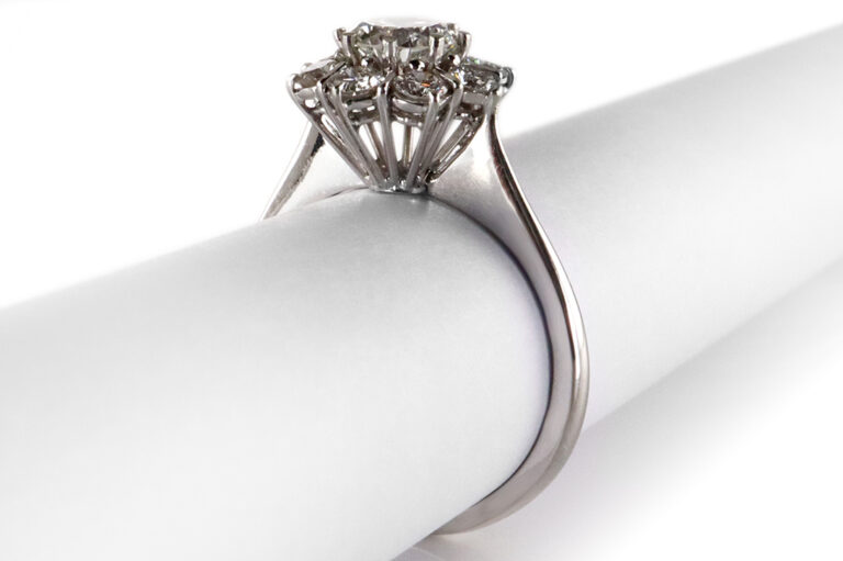 Ring 1 Brillant 0,59 ct G/VS2 +8 Brillanten 750 Gold DPL Gutachten [BRORS 20498]