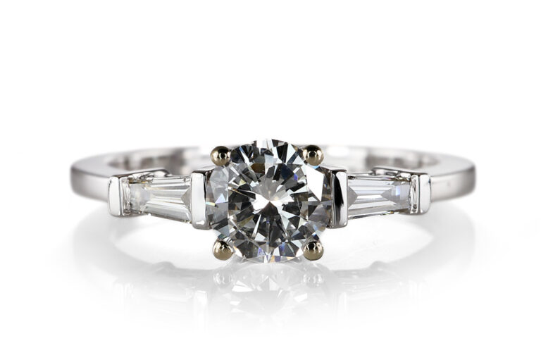 Ring 1 Brillant 0,49 ct F/VS2 + 2 Diamanten 750 Gold DPL Gr. 54 [BRORS 20550]