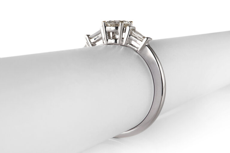 Ring 1 Brillant 0,49 ct F/VS2 + 2 Diamanten 750 Gold DPL Gr. 54 [BRORS 20550]